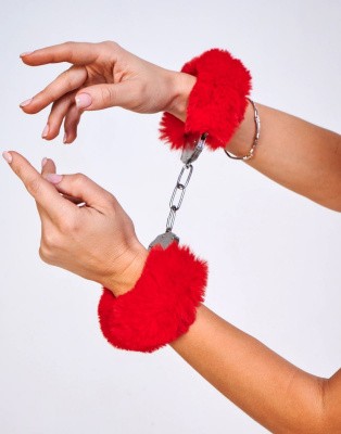 Наручники с пушистым красным мехом  (one size)