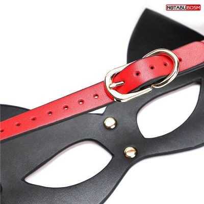 Маска из искусственной мягкой кожи цвет красный