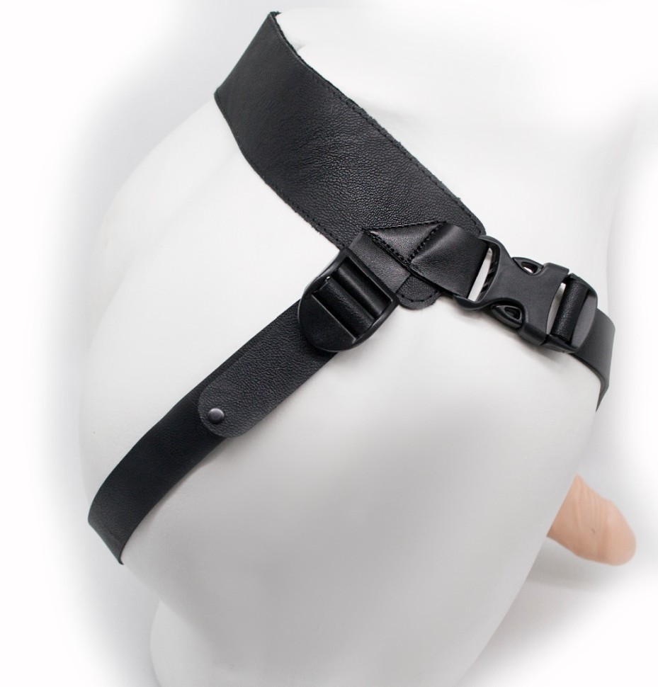 Пустотелый  фаллоимитатор с прочной фиксацией на теле, наличием бандажного пояса