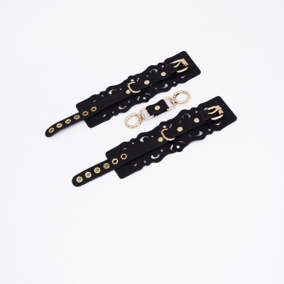 НАРУЧНИКИ ИЗ ЧЕРНОЙ КОЖИ С УЗОРАМИ И ЗОЛОТОЙ ФУРНИТУРОЙ,