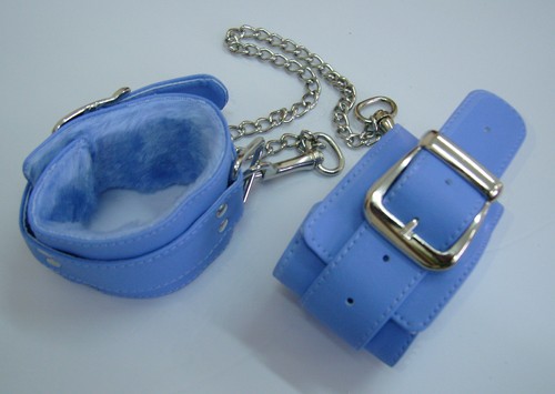 Оковы голубые с ремешком, соединенные цепочкой длиной 35см
